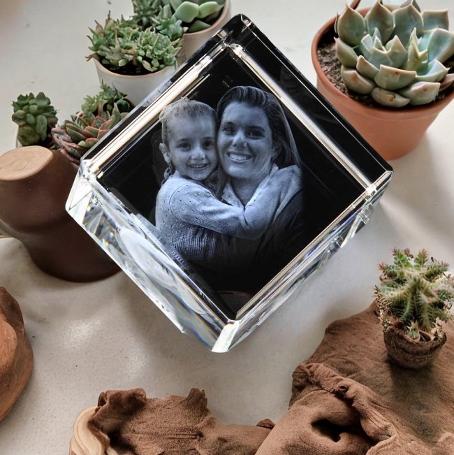 Personalized 3D Crystal Photo Gift for Birthday Anniversary Couples  80*80*80mm With LED Base HEARTSLY